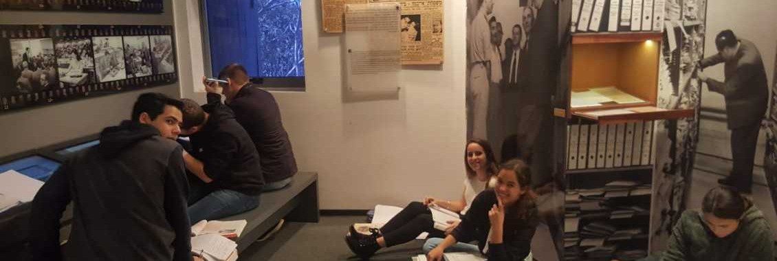 תלמידים בתערוכות במוזיאון משואה