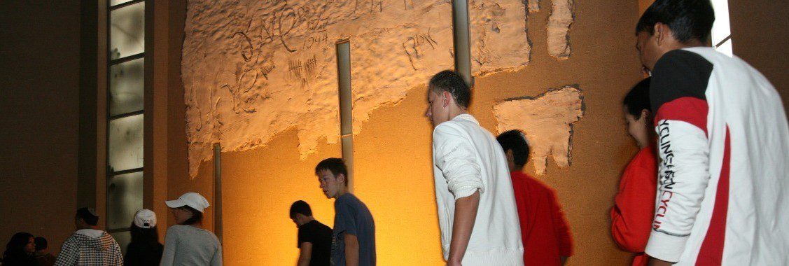 תלמידים מבקרים באנדרטת הזכרון במכון משואה