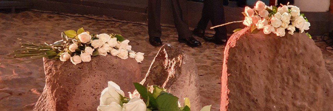 פרחים על האנדרטה במכון משואה לזכרם של קורבנות השואה