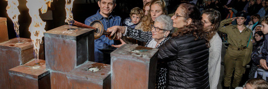 ניצולת שואה מדליק משואה בטקס יום השואה