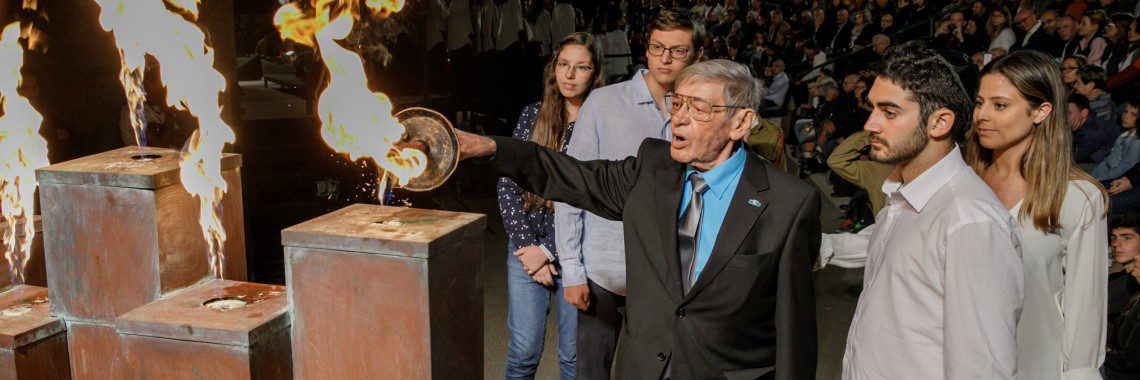 ניצול שואה מדליק משואה בטקס יום השואה