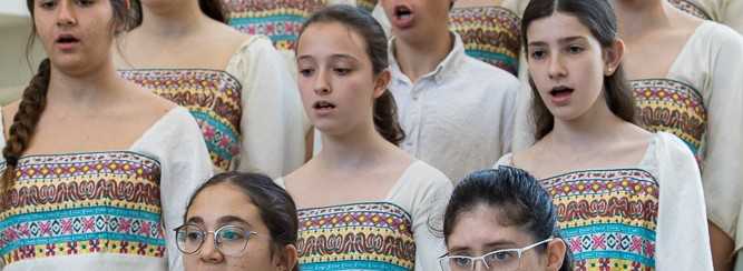 מקהלהת נוער בטקס לציון יום השואה באתר ההנצחה במשואה