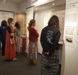 תלמידות מעיינות במייצגי תערוכה במוזיאון השואה במכון משואה