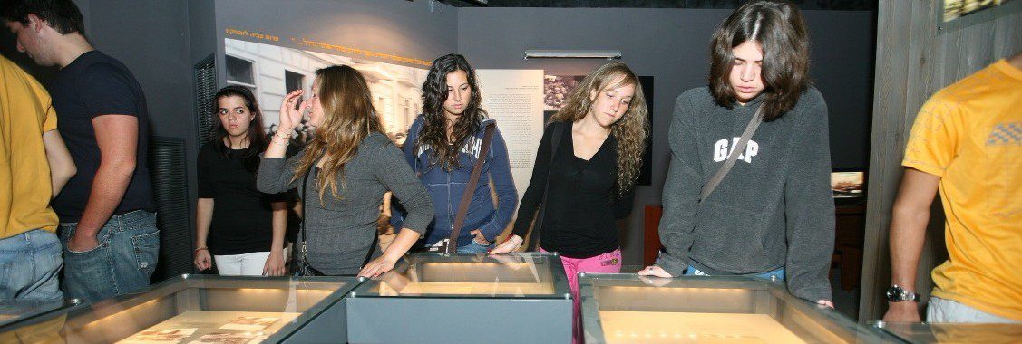 תלמידים במוזיאון השואה משואה
