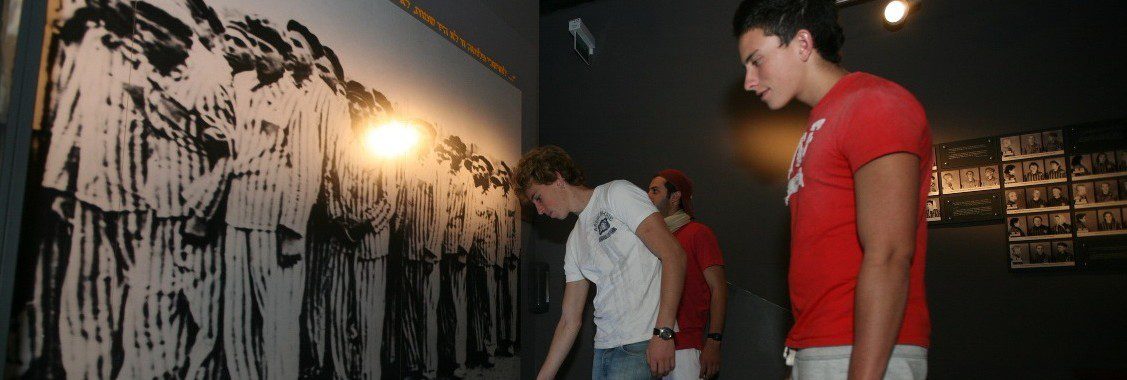 נערים לומדים שואה במוזיאון משואה
