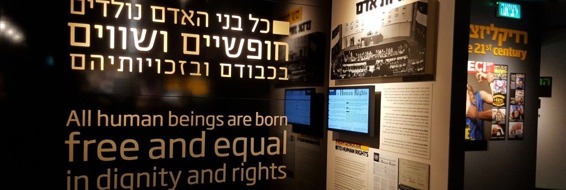 מייצג "חופשיים ושווים" כחלק מתערוכת תעמולת השנאה במוזיאון משואה