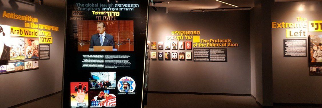 מייצג האנטישמיות כחלק מתערוכת תעמולת השנאה במוזיאון משואה
