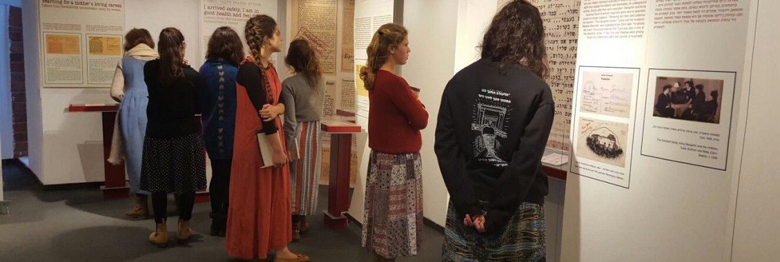 תלמידים מעיינים במכתבים מתערוכת המכתבים במוזיאון משואה