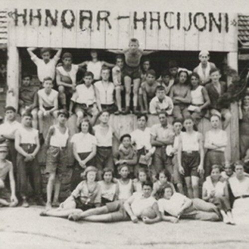 צילום שחור לבן של נערים מתקופת השואה מארכיון משואה